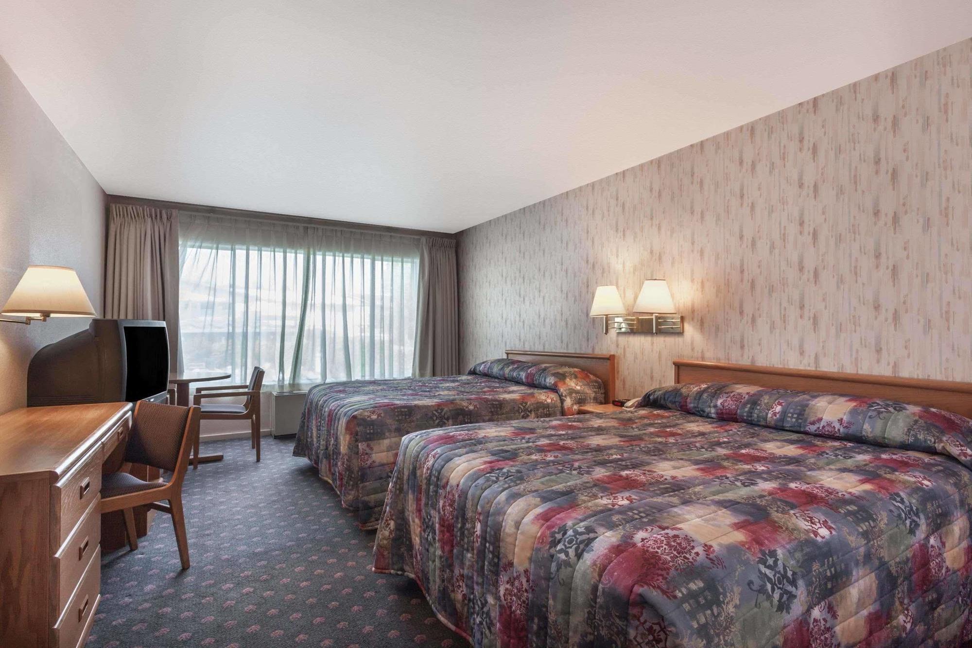 Howard Johnson By Wyndham Harbourside Hotel 2*