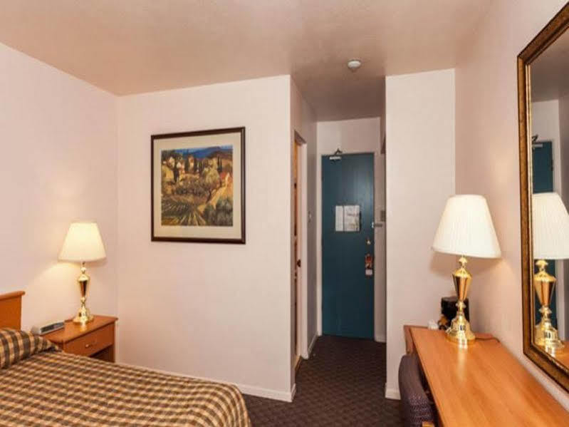 Howard Johnson By Wyndham Harbourside